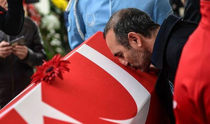 Türk bayrağını öpen Leonidis görevinden alındı