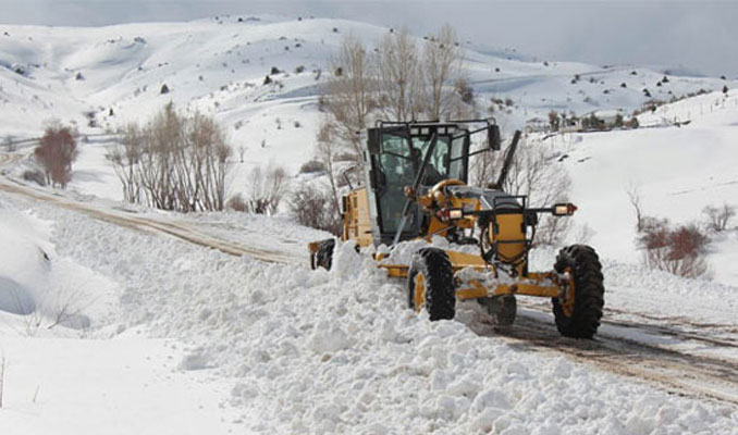 Sivas'ta 56 köy yolunu kar kapattı