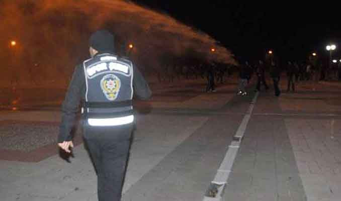 Beşiktaşlılar polise taş attı