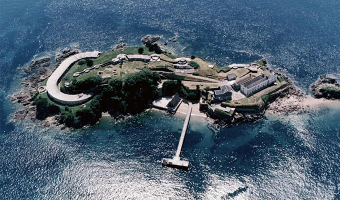 İngiltere'de tarihi ada satışa çıkarıldı