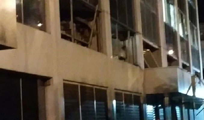 Atina'da TV binasına bombalı saldırı