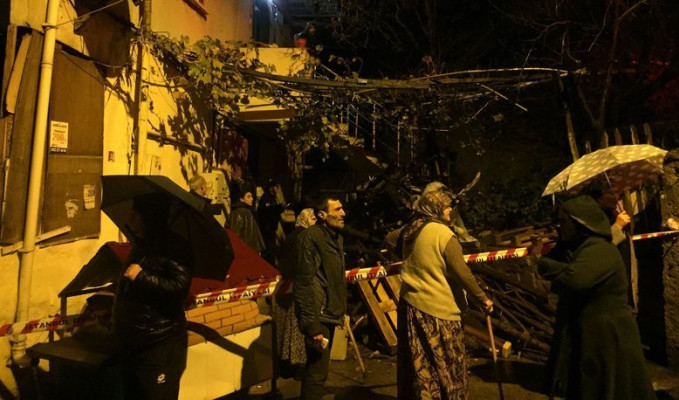 Beykoz'da istinat duvarı yıkıldı, Silivri'de çatılar uçtu