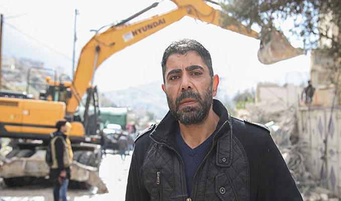 İsrail Filistinli'nin evini kendi elleriyle yıktırdı