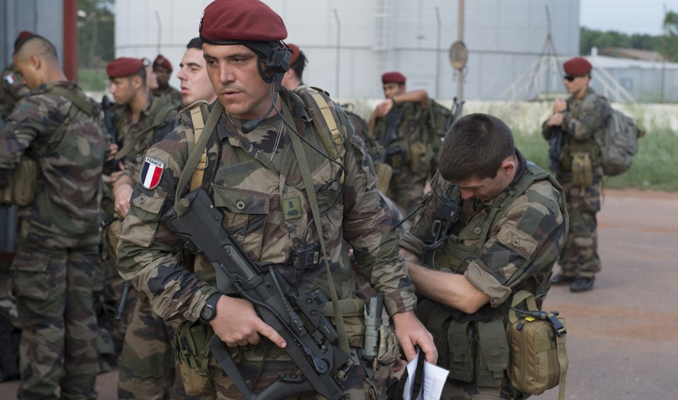 Fransa'da zorunlu askerlik hizmeti geliyor