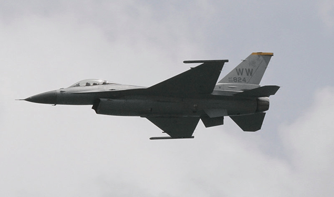 Japonya'da ABD F-16'sının motoru yandı