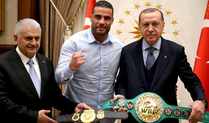 Dünya şampiyonu Suriyeli boksör kemerini Erdoğan'a takdim etti