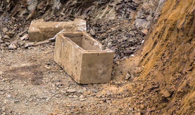 Kadıköy'de inşaatın temel kazısında 2 bin yıllık lahit bulundu