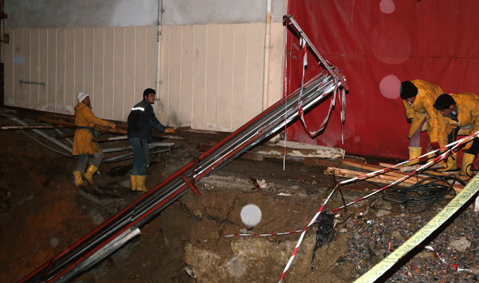 Maltepe'de 4 katlı binanın giriş merdiveni çöktü