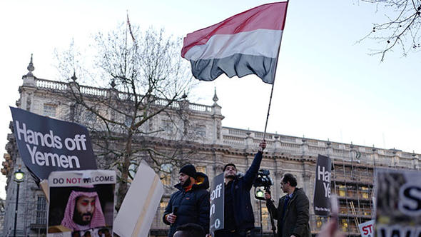 Veliaht Prens İngiltere'de protesto edildi