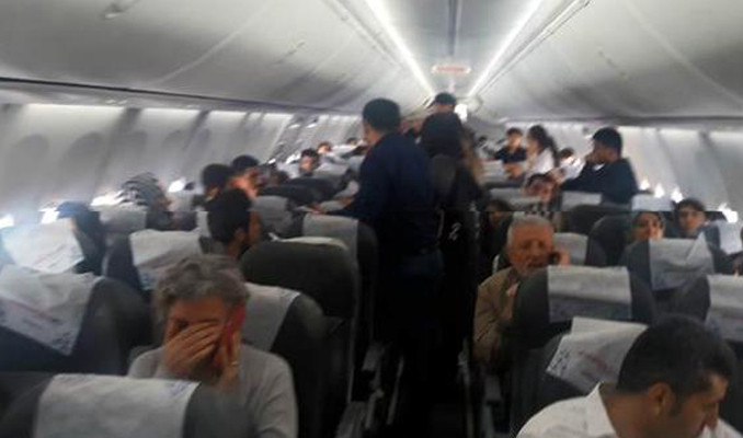 Uçakta gergin dakikalar... Yolcular tepki gösterdi