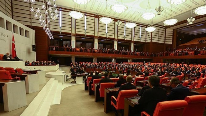 Bakanlar Kurulu'na KHK yetkisi Meclis'ten geçti