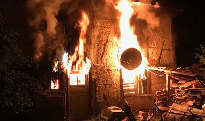 Kütahya'da yıldırım düşen ev yandı