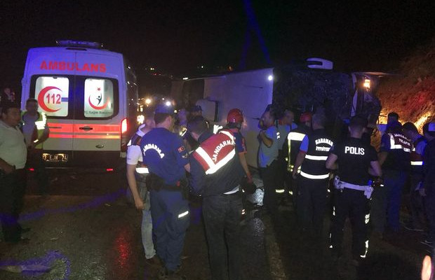Yolcu otobüsü devrildi: 3 ölü, 39 yaralı