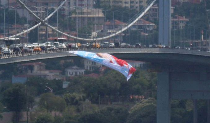15 Temmuz Şehitler Köprüsü'ne Akşener bayrağı asıldı