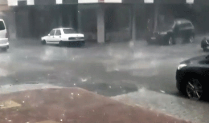 Beklenen dolu yağışı Tekirdağ'da başladı