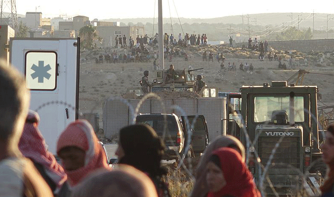 Yaralanan Deralı sivillere sınırda ilk yardım