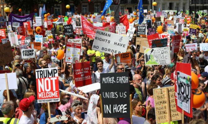 İngiltere'de yüz binler Trump'ı protesto ediyor