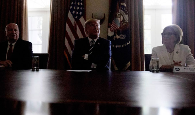 Trump'a şok! Beyaz Saray'da konuşurken elektrik kesildi