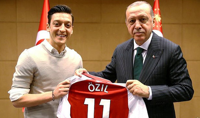 2 bakandan Mesut Özil'e destek