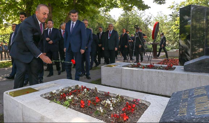 Bakan Çavuşoğlu ve büyükelçiler Anıtkabir'de