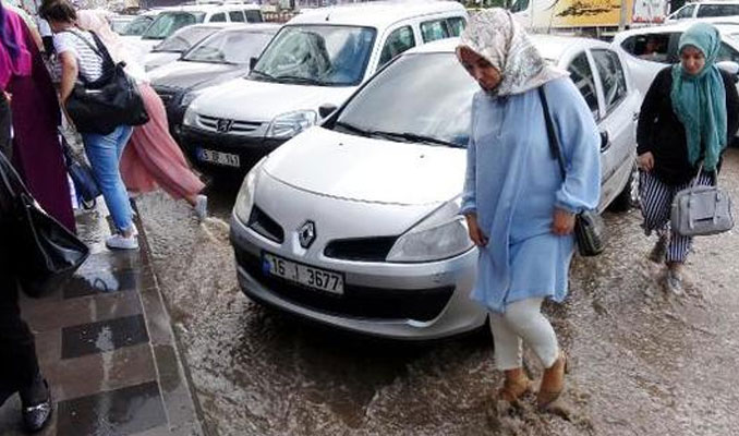 Erzurum'da yağış hayatı olumsuz etkiledi