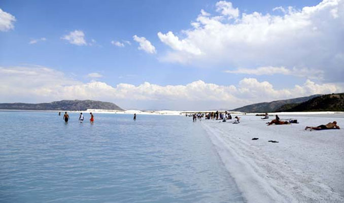 Salda Gölü turist akınına uğradı