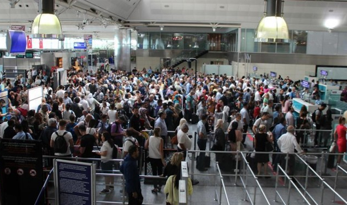 Atatürk Havalimanı’nda uçuşlarda gecikme yaşanıyor