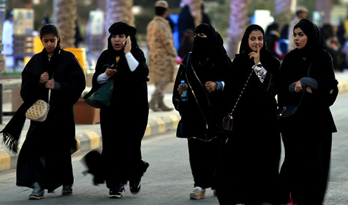 Suudi Arabistan'da kadınlara yardımcı pilotluk yolu açıldı