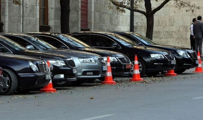 AK Parti'den belediyelere lüks araç uyarısı