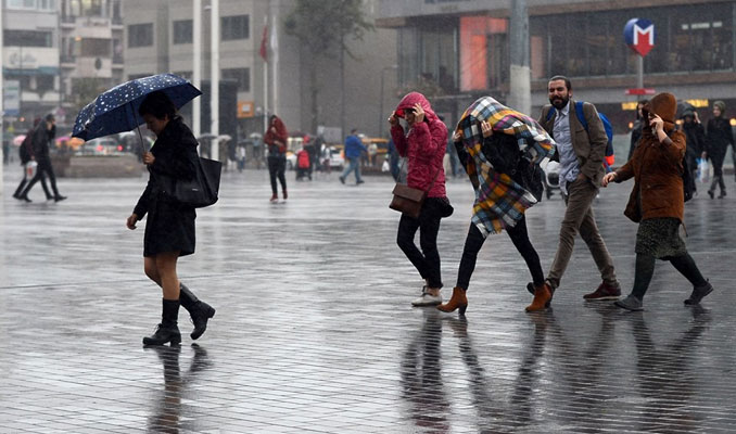 İstanbul'da şiddetli yağış etkisini gösteriyor
