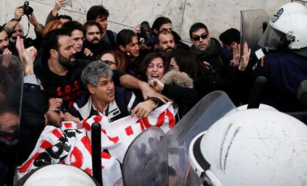 Yunanistan'da polisle göstericiler çatıştı