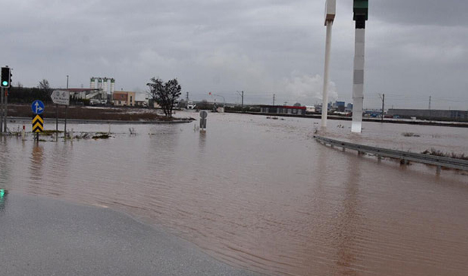 İstanbul-İzmir karayolu sular altında, tren seferleri iptal