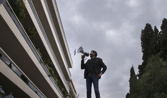 Yunanistan'da devlet televizyonu protestocular tarafından işgal edildi