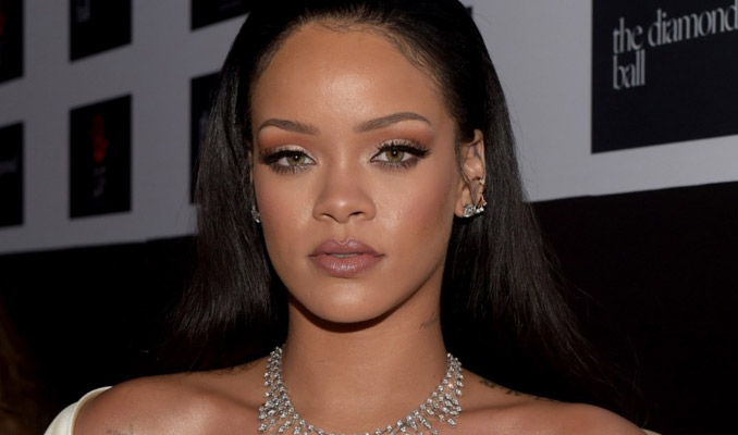 Rihanna babasını mahkemeye verdi