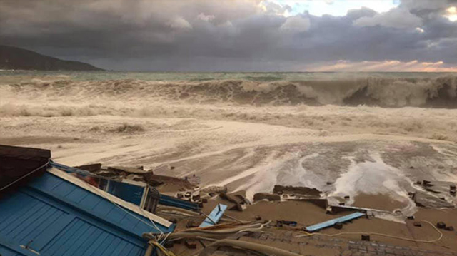 5 metrelik dev dalgalar Fethiye'yi vurdu