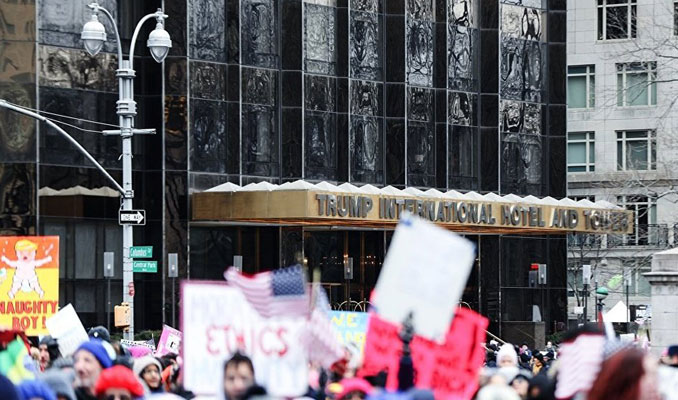 ABD'de on binlerce kadın, Trump hükümetini protesto etti