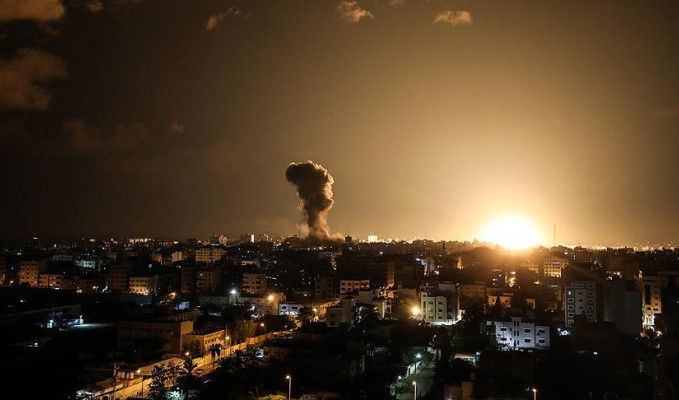 ‪İsrail ordusu Gazze'yi vurdu‬