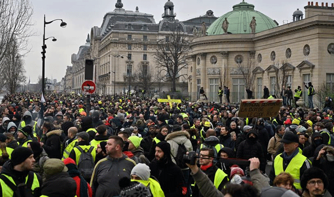 Fransa'da sarı yelekliler yeniden sokağa döküldü