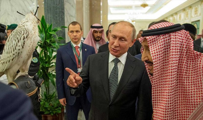 Putin Kral'a şahin hediye etti, o da halıya pisledi
