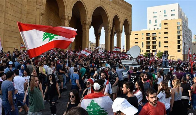 Lübnan'da 4 bakanın istifası istendi