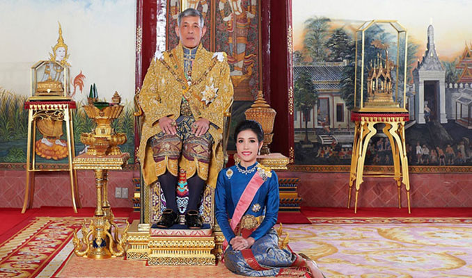 Tayland Kralı Maha, resmi metresinin unvanlarını geri aldı