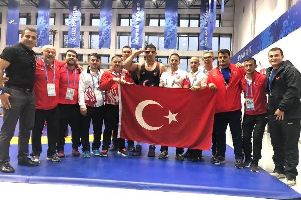 Milli güreşçi Taha Akgül'den altın madalya