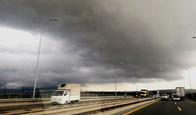 İstanbul’u kara bulutlar sardı! Yağmur geliyor