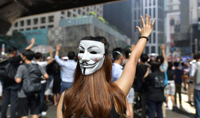 Hong Kong'da eylemlerde maske takılması yasaklandı