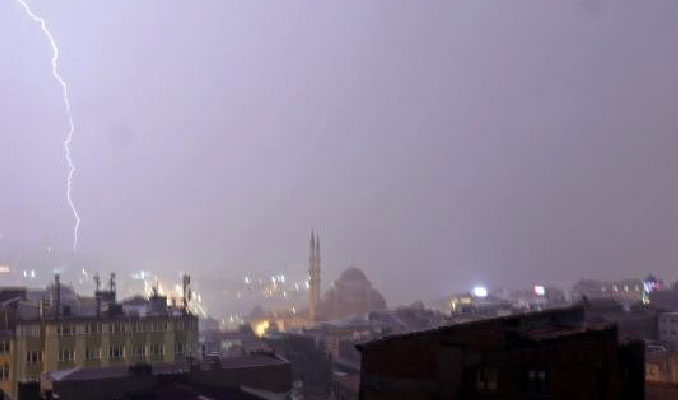 İstanbul'da fırtına ve kuvvetli yağış gece yarısı başladı