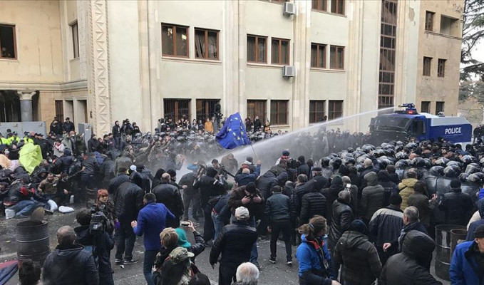 Gürcistan'da parlamento önündeki protestoculara ateş açıldı