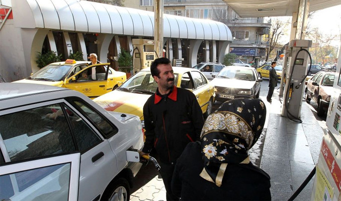 İran'da benzin zammından elde edilen gelirin halka dağıtımı başladı
