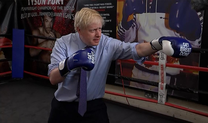 Boris Johnson erken seçim öncesi boks ringine çıktı