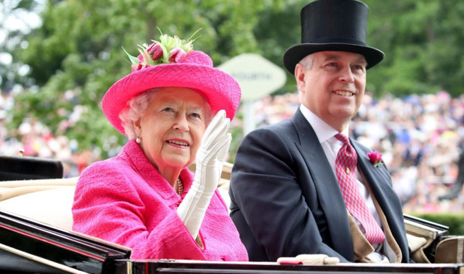 Kraliçe Elizabeth'ten oğlu Prens Andrew'e maaş cezası