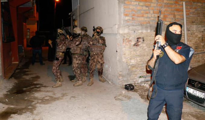 Adana'da DEAŞ ve El Kaide'ye şafak baskını